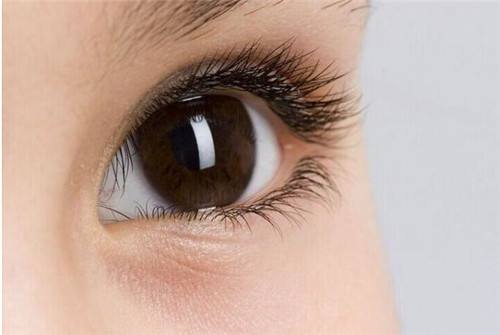 常见的一种皮肤问题 眼皮松弛下垂 