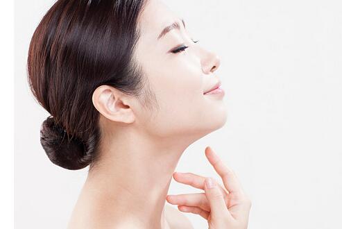 如何保养颈部皮肤   颈部白嫩美肌的招式