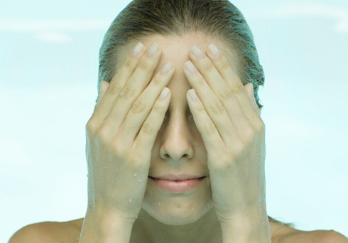 用盐水洗脸的正确方法 盐水可以有效改善肌肤