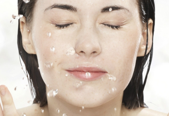 用盐水洗脸的正确方法 盐水可以有效改善肌肤