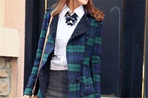 一件简单的格子外套让女生穿出不同的经典时尚 你不来看看吗