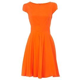 橘色连衣裙的搭配指南 穿出清新自然甜美的感觉