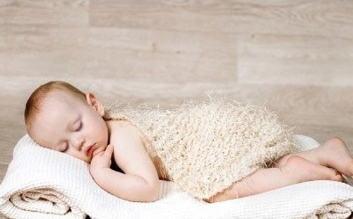 小孩睡觉磨牙是怎么回事 需要补充维生素D