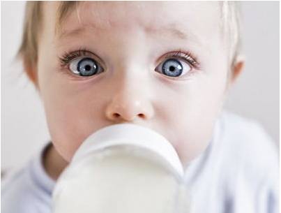 婴儿不吃奶瓶怎么办 什么原因导致宝宝不吃奶瓶