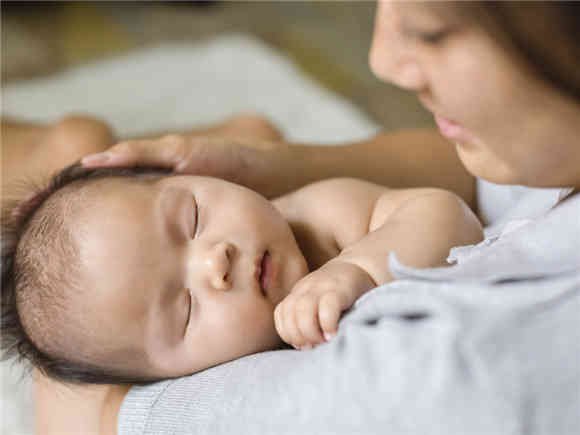 宝宝睡觉出汗多的原因 分生理性和病理性出汗