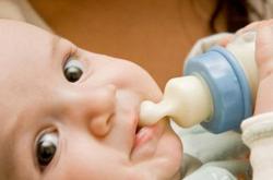 婴儿不吃奶瓶怎么办 什么原因导致宝宝不吃奶瓶