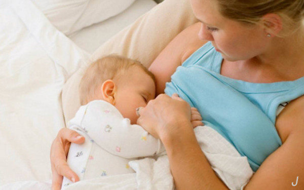 嬰兒吃奶睡覺 寶寶邊吃奶邊睡的危害