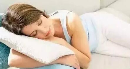 睡觉时抽搐是什么原因 睡眠抽搐是一种无害的生理现象