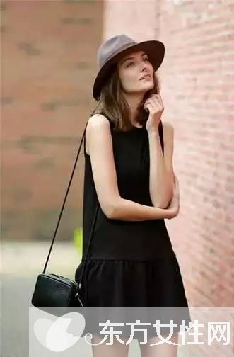 黑色系列夏日连衣裙 高贵酷酷的街拍范