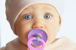 安抚奶嘴的利弊 如何让宝宝正确使用安抚奶嘴
