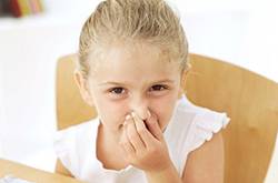 小儿荨麻疹是怎么引起的 小儿荨麻疹的症状有哪些