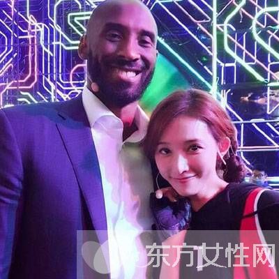 林志玲在微博中晒出与篮球巨星科比的合影