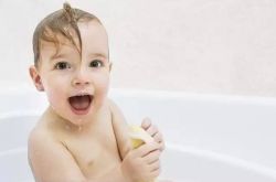 洗澡时的6种游戏有助于宝宝智力开发