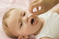 嬰兒嘔吐是什麼原因 小兒嘔吐的治療保健