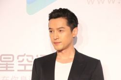 胡歌机场照 粉丝层从小女娃到大妈