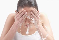 冬天热水洗脸还是冷水洗脸好 多少度的水更好
