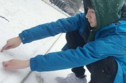 王源踹一脚冬天的屁股 雪地里撒欢踢雪球