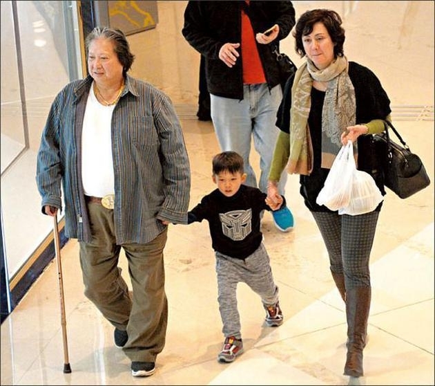 洪金宝与娇妻带孙子逛街 画面温馨其乐融融