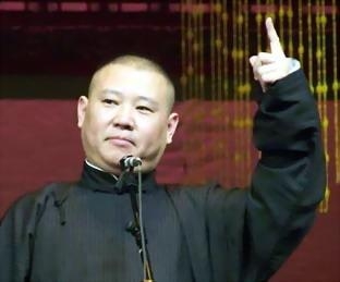 郭德纲年轻旧照竟撞脸林俊杰 网友：这是JJ被黑得最惨的一次