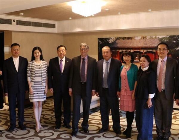 厉害了！23岁章泽天和比尔盖茨谈生意 两人在饭桌上相聊甚欢