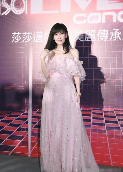 49岁周慧敏一字肩纱裙现身 美到“不食烟火”