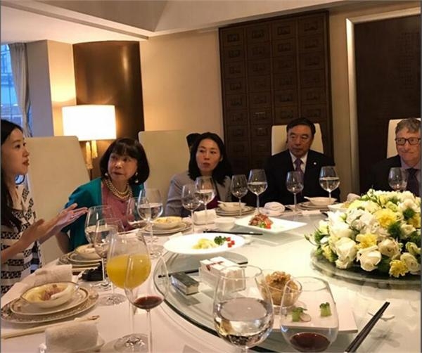 厉害了！23岁章泽天和比尔盖茨谈生意 两人在饭桌上相聊甚欢