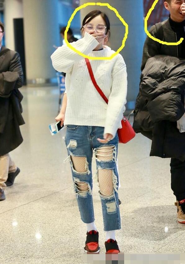 李小璐机场撒欢出糗险摔倒捂嘴大笑 满是大洞的裤子更尴尬