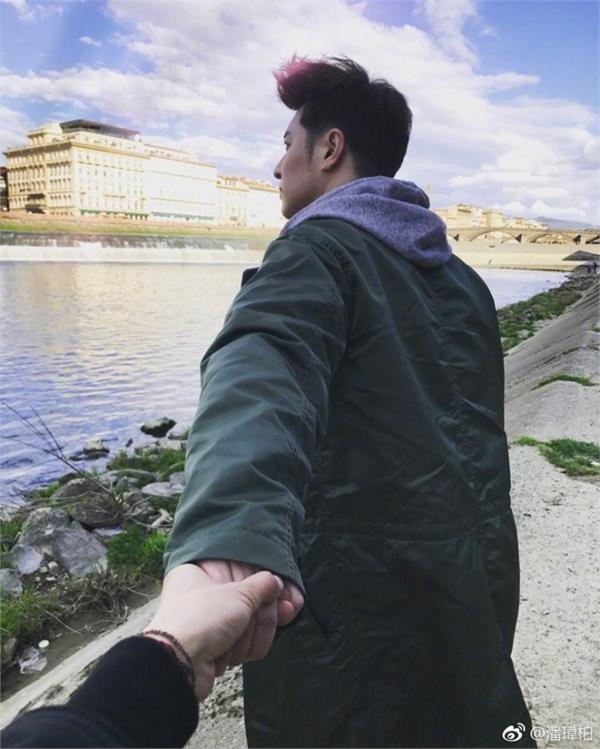 潘玮柏晒旅游牵手照公布恋情？对方竟是个男人长相被曝光
