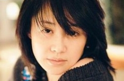 许晴躺拍大秀美腿 与经纪人草地上狂秀美腿