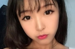 台湾女护士Carina Linn网络走红  制服大秀健美好身材
