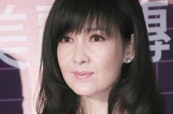 49岁周慧敏一字肩纱裙现身 美到“不食烟火”