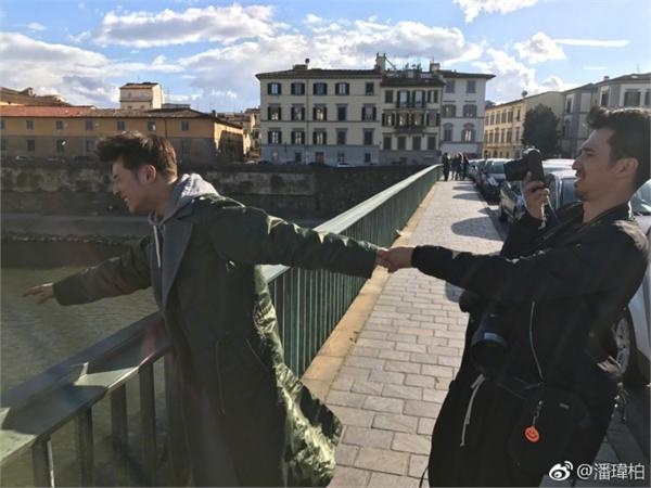 潘玮柏晒旅游牵手照公布恋情？对方竟是个男人长相被曝光