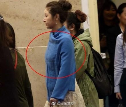林心如晒写真美照展身材 其中一张照片暴露了她胸部的秘密