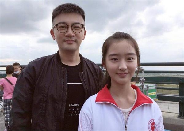 王俊凯12岁同门师妹引质疑 这长相和打扮也太老气了吧！