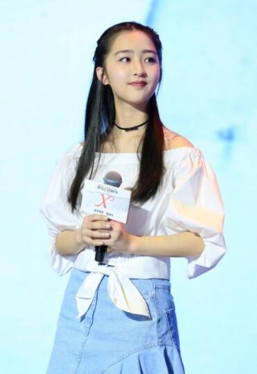 王俊凯12岁同门师妹引质疑 这长相和打扮也太老气了吧！