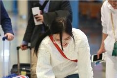 李小璐机场撒欢出糗险摔倒捂嘴大笑 满是大洞的