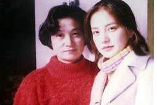 赵薇照搬母亲教育自己方式体罚女儿 结果小四月一周不理她