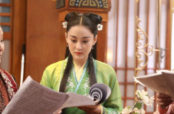 张馨予古装扮相尽显妖艳 读剧本忙搭戏好敬业