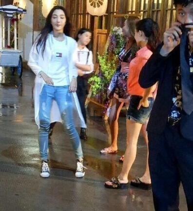 关晓彤吻替曝光惹众怒 才20岁就变得开始不敬业了