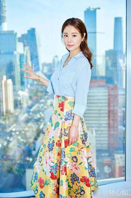 林心如晒写真美照展身材 其中一张照片暴露了她胸部的秘密