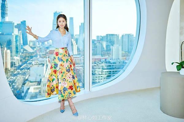 林心如晒写真美照展身材 其中一张照片暴露了她胸部的秘密
