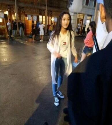 关晓彤吻替曝光惹众怒 才20岁就变得开始不敬业了