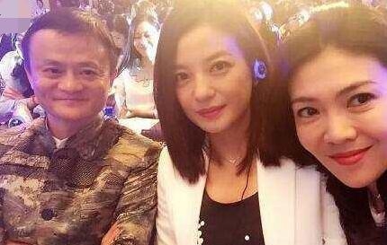 王思聪嘲讽娱乐圈众多女星唯独不敢撕赵薇 这张照暴露原因