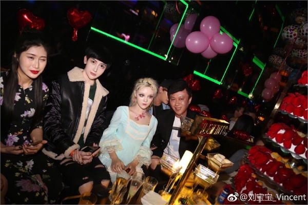蛇精男输掉与网友赌局要融掉全脸玻尿酸 结果把自己搞成这样