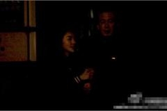 杨坤恋情曝光挽妙龄女有说有笑 揭其至今不婚不