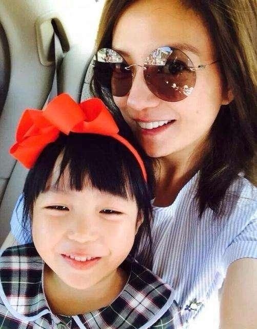 赵薇照搬母亲教育自己方式体罚女儿 结果小四月一周不理她