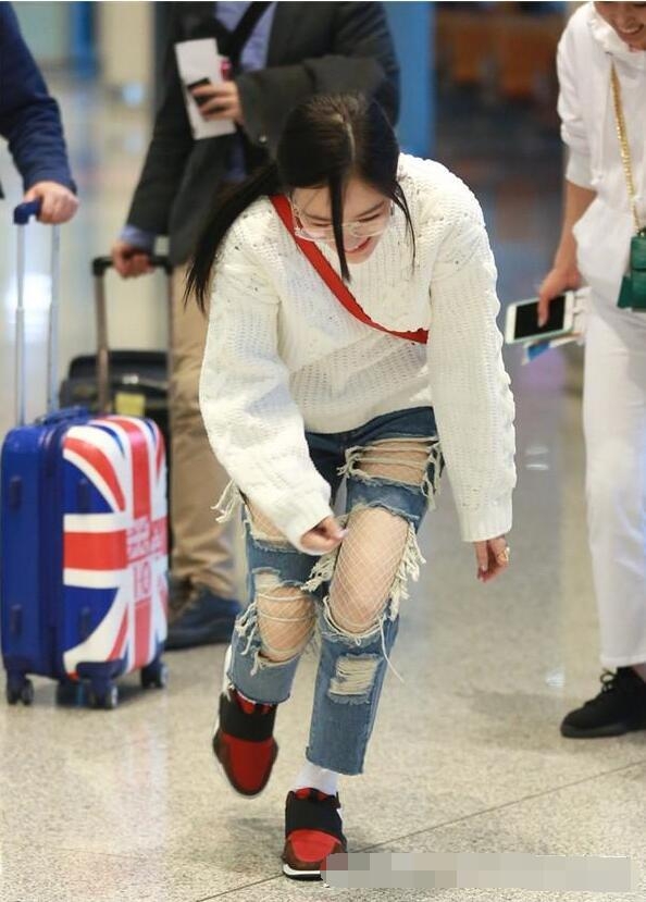 李小璐机场撒欢出糗险摔倒捂嘴大笑 满是大洞的裤子更尴尬