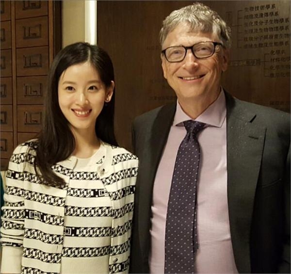 厉害了！23岁章泽天和比尔盖茨谈生意 两人在饭桌上相聊甚欢