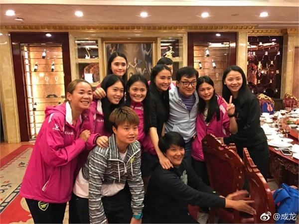 吴绮莉因小龙女在镜头前痛哭时 成龙却在左拥右抱请妹子吃饭