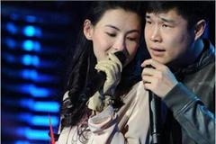 小沈阳搂张柏芝合唱惊现2个亮点 手放的有点尴尬